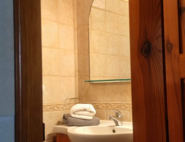 Ta' Guze Farmhouse Bathroom